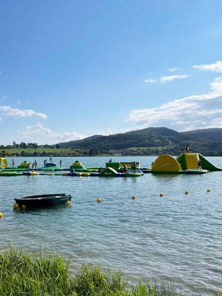 Fun Zone de Cressin-Rochefort parc aquatique composé de structures gonflables et toboggan sur le lac du Lit au roi)
