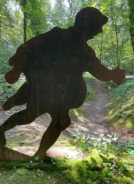 Parcours du poilu forêt de Rothonne (sculpture métallique représentant un soldat dans les tranchées durant la guerre) 