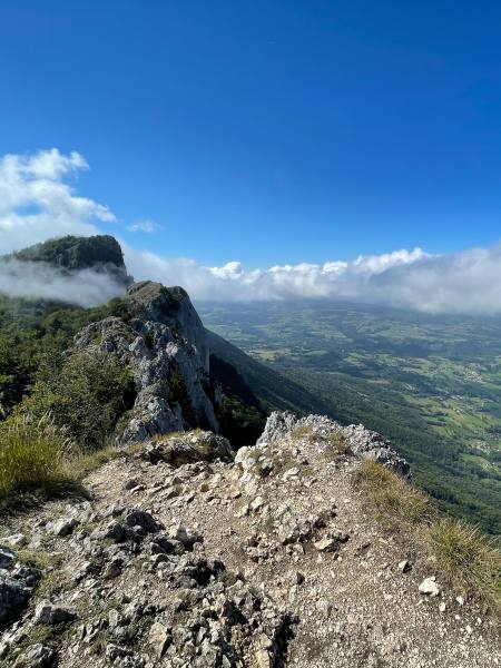 Vue depuis le sommet de la dent du Chat Vue au sommet d’un sommet mythique après une belle randonnée