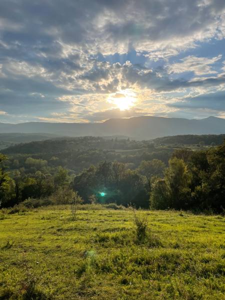 Vue depuis le mont derrière le gîte coucher du soleil sur les monts du Bugey