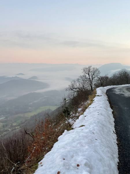 Point de vue depuis Ambléon En hiver, route et bruyard surplombant le relief du Bugey