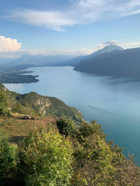 Vue depuis le belvédère de la Chambotte vue sur le lac du Bourget et les Alpes en arrière plan)