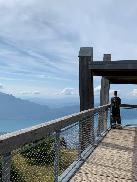 Vue depuis le belvédère du Revard Structure en bois permettant une vue sur le lac du Bourget et Aix les Bains