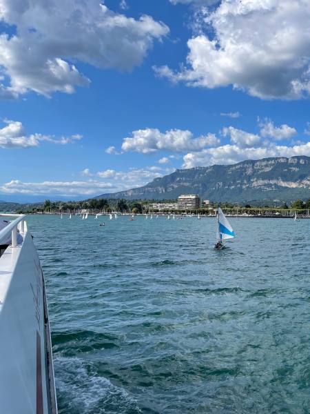 Vue depuis un bateau sur le lac du Bourget 