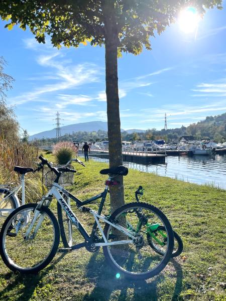 Port de Virignin le long de la ViaRhôna (pause lors d’une balade en vélo le long d’un port fluvial)