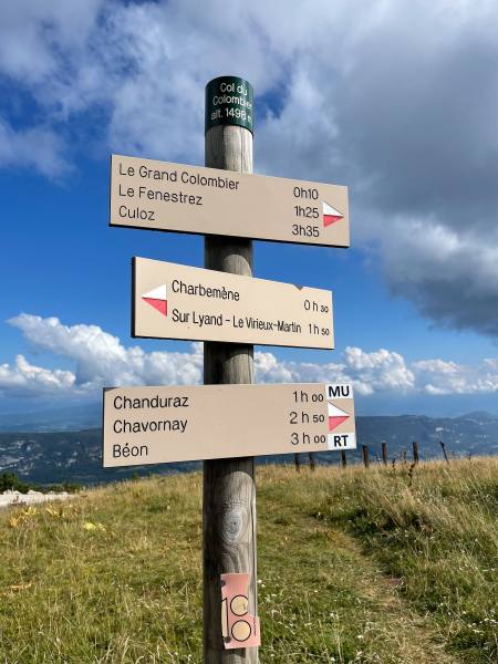 Randonnée au départ du col du Colombier (différentes direction pancarte de randonnée pédestre)