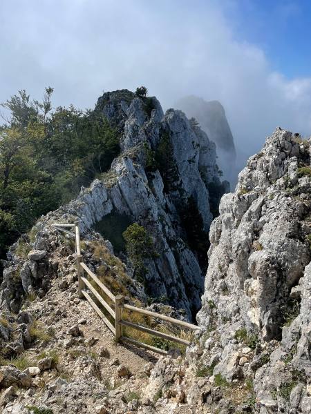 Ascension de la dent du chat (chemin caillouteux sur la fin de l’ascension du sommet de la dent du chat)